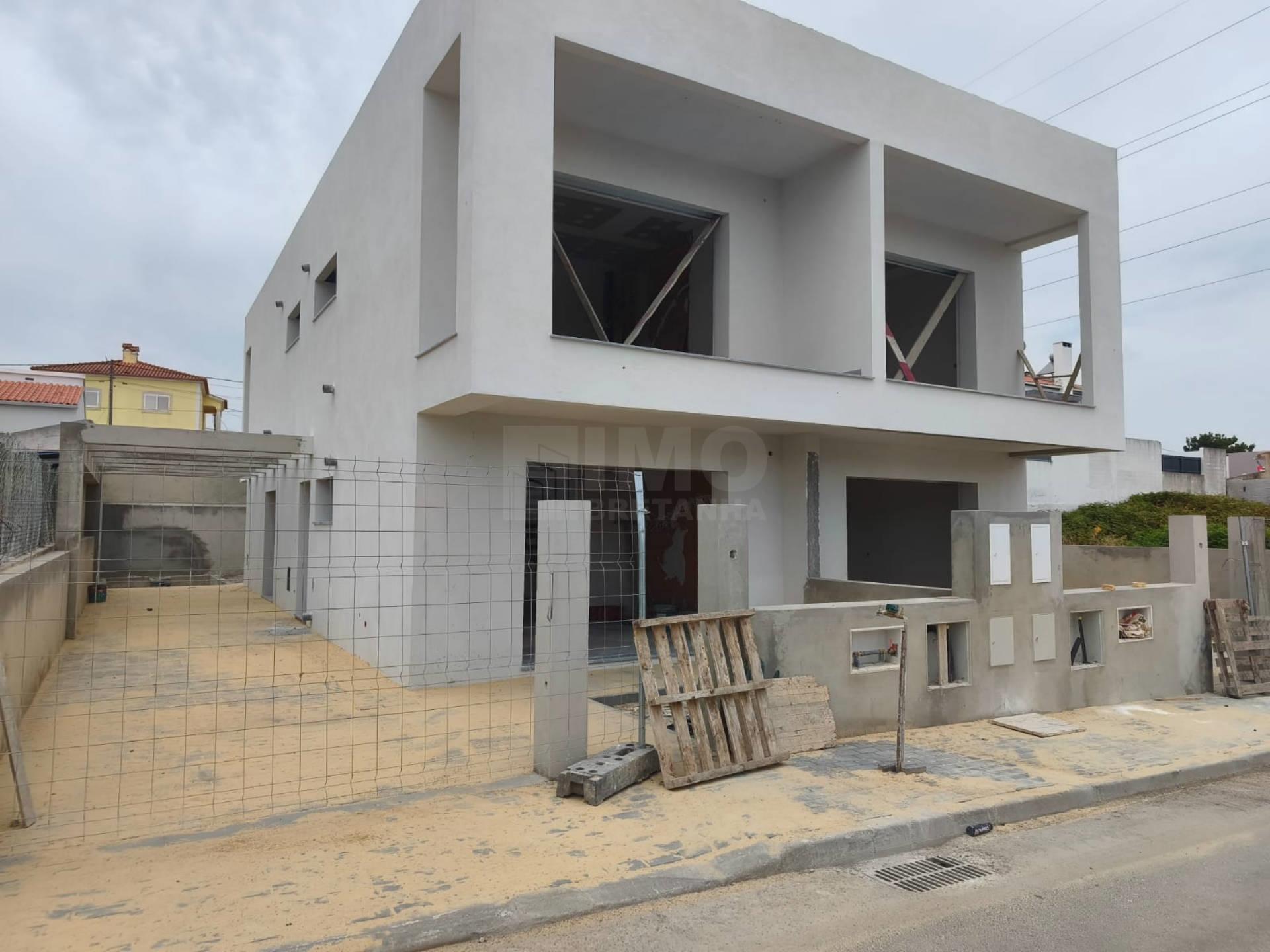 Moradia V3 Duplex c/ Jardim e Piscina  – Qtª das Laranjeiras - Fernão Ferro