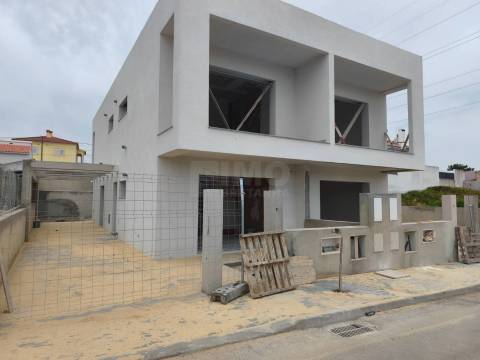 Moradia V3 Duplex c/ Jardim e Piscina  – Qtª das Laranjeiras - Fernão Ferro