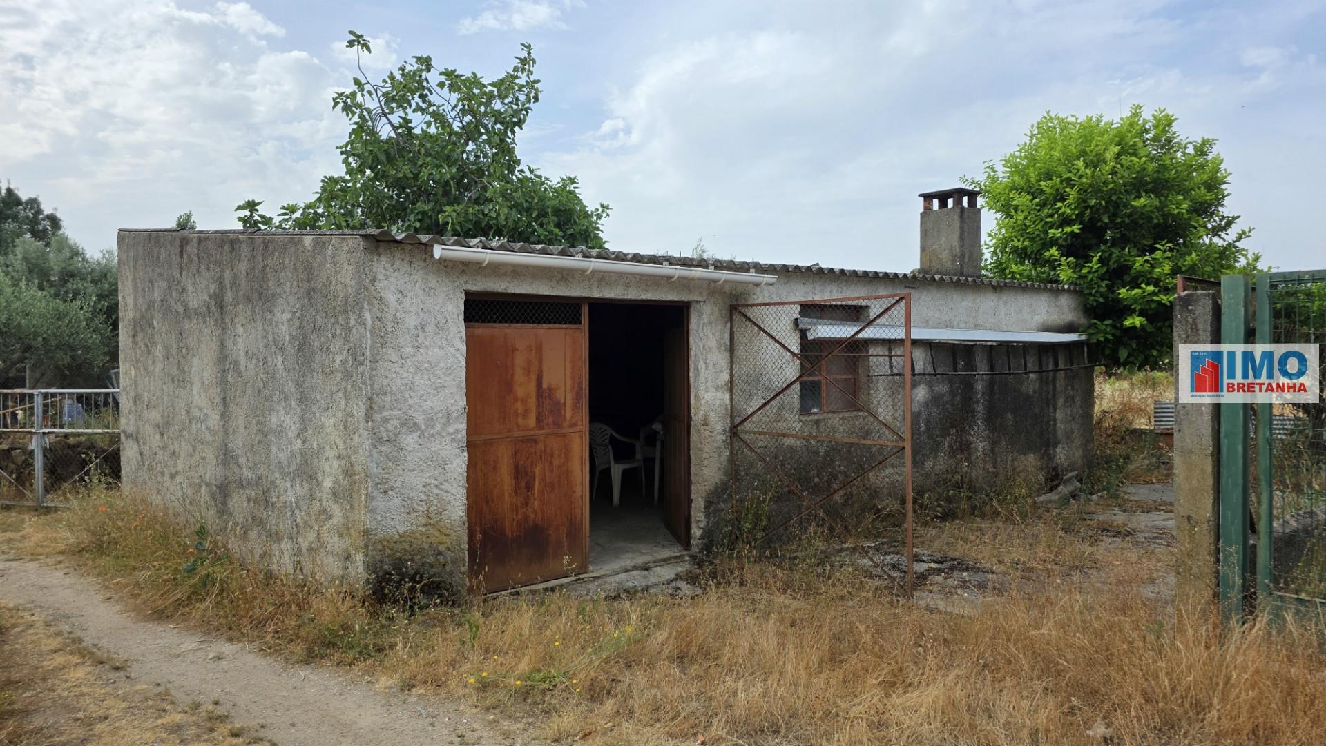 Quinta com garagem em Escalos de Cima