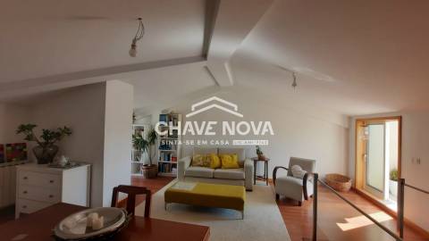 Arrenda-se T2+1 Duplex mobilado no Porto