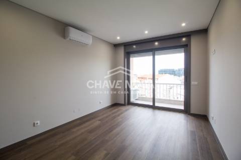 Apartamento T3 remodelado no 7º Piso com Terraço em plena Av. da Boavista
