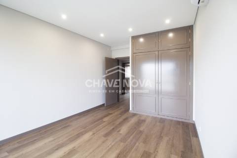 Apartamento T3 remodelado no 7º Piso com Terraço em plena Av. da Boavista