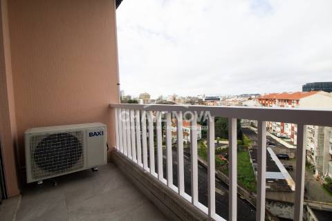 Apartamento T3 remodelado no 7º Piso com Terraço em plena Av. da Boavista