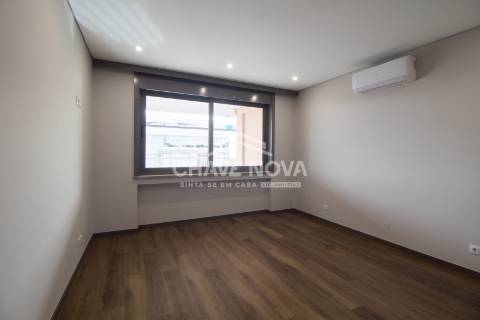 Apartamento T3 remodelado no 7º Piso com Terraço em plena Av. da Boavista