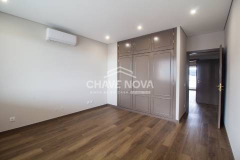 Apartamento T3 remodelado no 7º Piso com Terraço em plena Av. da Boavista
