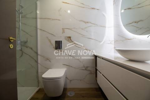 Apartamento T3 remodelado no 7º Piso com Terraço em plena Av. da Boavista