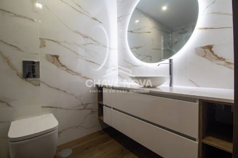 Apartamento T3 remodelado no 7º Piso com Terraço em plena Av. da Boavista