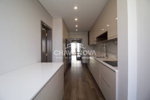 Apartamento T3 remodelado no 7º Piso com Terraço em plena Av. da Boavista
