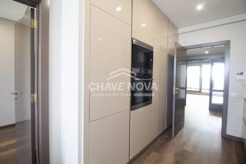 Apartamento T3 remodelado no 7º Piso com Terraço em plena Av. da Boavista