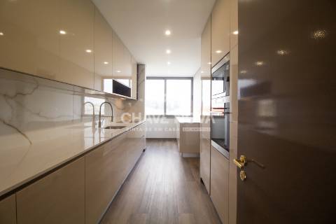 Apartamento T3 remodelado no 7º Piso com Terraço em plena Av. da Boavista