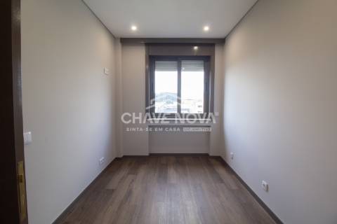Apartamento T3 remodelado no 7º Piso com Terraço em plena Av. da Boavista
