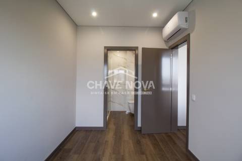 Apartamento T3 remodelado no 7º Piso com Terraço em plena Av. da Boavista