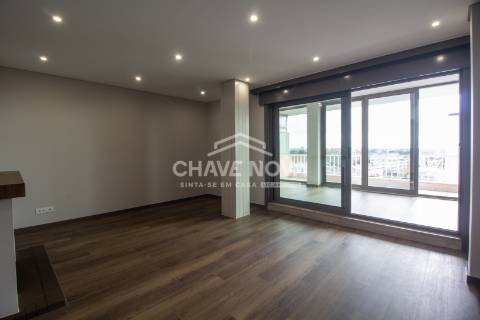 Apartamento T3 remodelado no 7º Piso com Terraço em plena Av. da Boavista