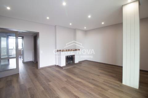 Apartamento T3 remodelado no 7º Piso com Terraço em plena Av. da Boavista