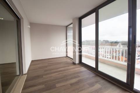 Apartamento T3 remodelado no 7º Piso com Terraço em plena Av. da Boavista