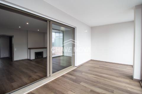 Apartamento T3 remodelado no 7º Piso com Terraço em plena Av. da Boavista