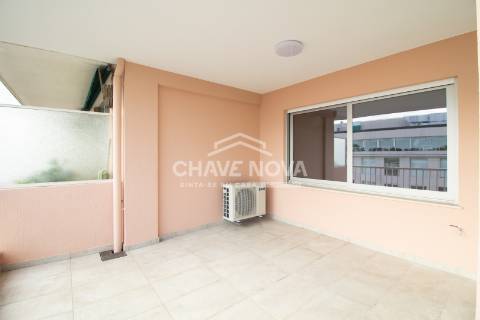 Apartamento T3 remodelado no 7º Piso com Terraço em plena Av. da Boavista