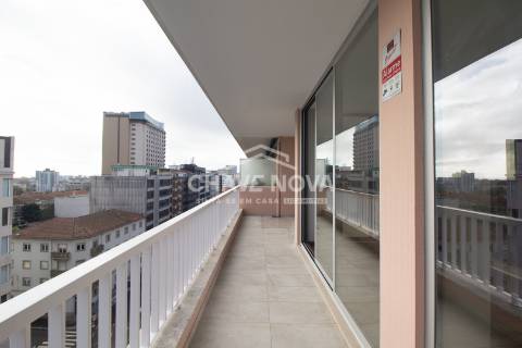 Apartamento T3 remodelado no 7º Piso com Terraço em plena Av. da Boavista