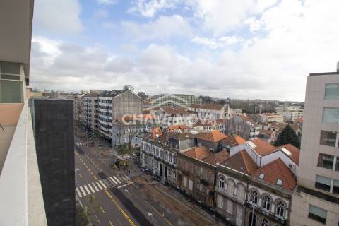 Apartamento T3 remodelado no 7º Piso com Terraço em plena Av. da Boavista