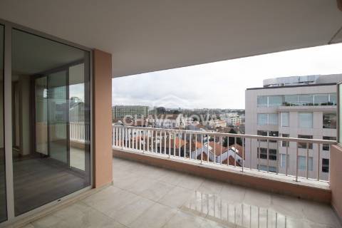 Apartamento T3 remodelado no 7º Piso com Terraço em plena Av. da Boavista