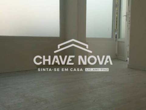 Loja T2 DUPLEX Venda em Laranjeiro e Feijó,Almada