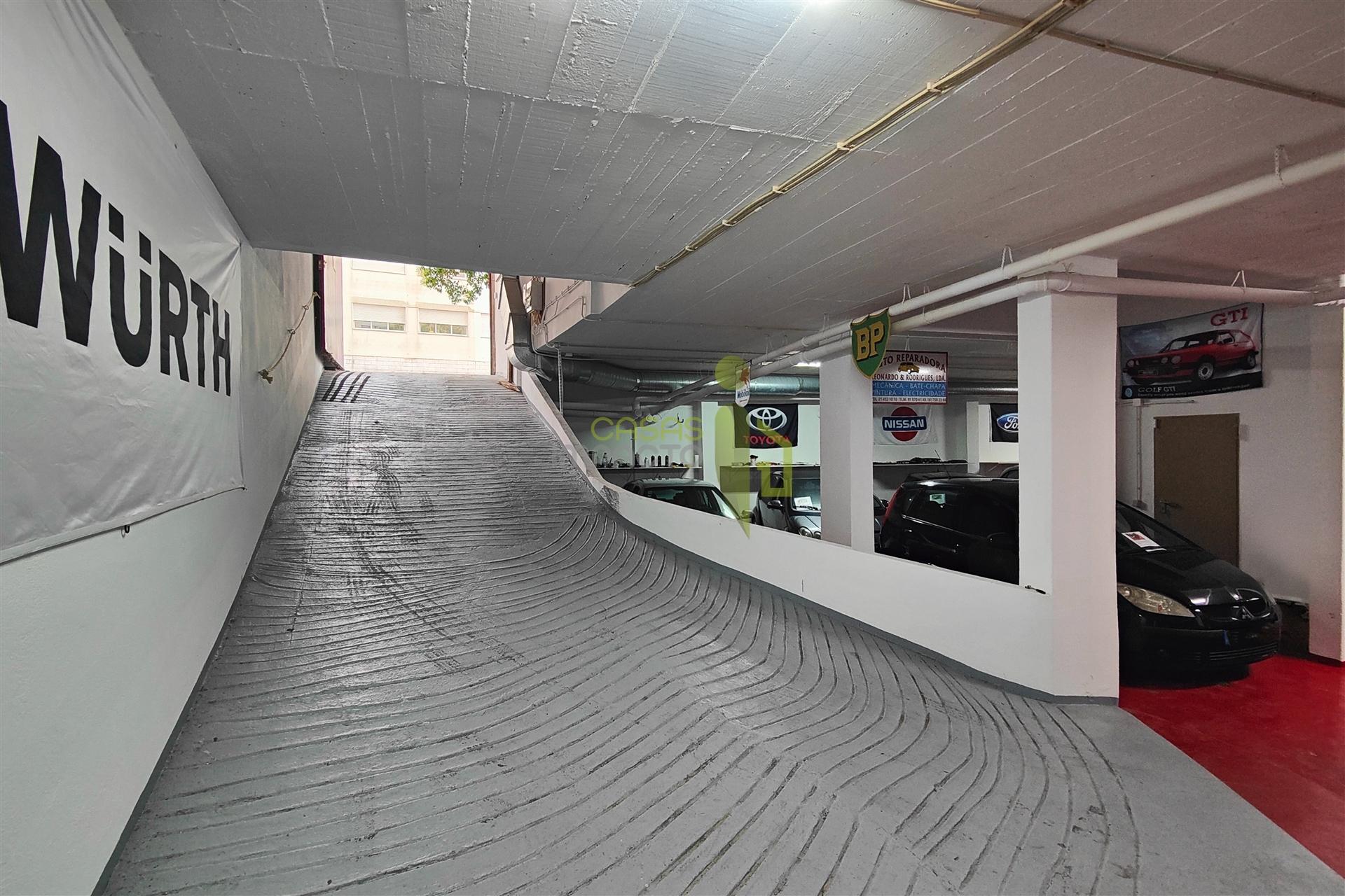 Vende-se Garagem em Rio de Mouro com 200m2