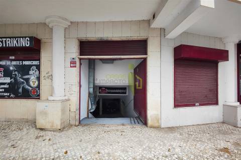 Vende-se Garagem em Rio de Mouro com 200m2