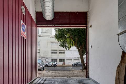 Vende-se Garagem em Rio de Mouro com 200m2