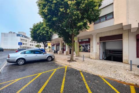 Vende-se Garagem em Rio de Mouro com 200m2