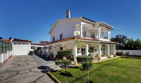 Moradia Clássica T3 transformada em T4, em Rio de Mouro, Sintra