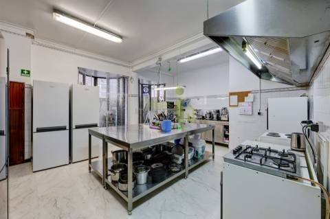 Trespasse de Empresa Alimentar Rentável em Funcionamento – Totalmente Equipada