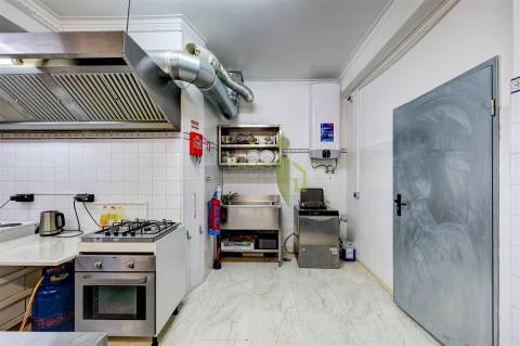 Trespasse de Empresa Alimentar Rentável em Funcionamento – Totalmente Equipada