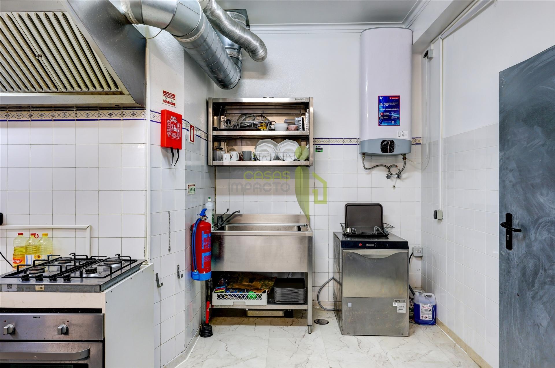 Trespasse de Empresa Alimentar Rentável em Funcionamento – Totalmente Equipada