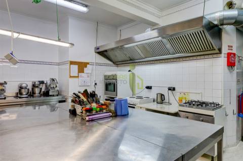 Trespasse de Empresa Alimentar Rentável em Funcionamento – Totalmente Equipada