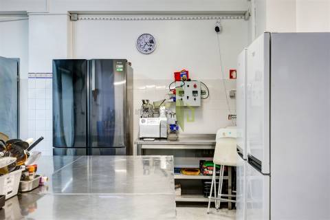 Trespasse de Empresa Alimentar Rentável em Funcionamento – Totalmente Equipada