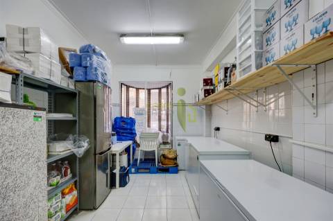 Trespasse de Empresa Alimentar Rentável em Funcionamento – Totalmente Equipada