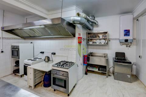 Trespasse de Empresa Alimentar Rentável em Funcionamento – Totalmente Equipada