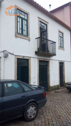 Moradia T4 renovada no centro da Vila