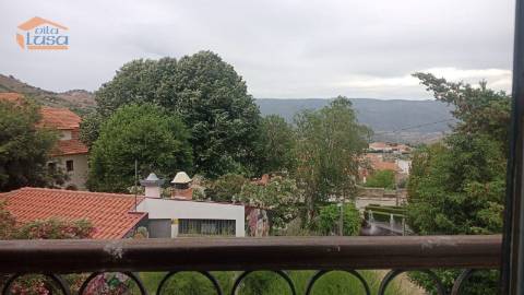 Moradia T4 renovada no centro da Vila