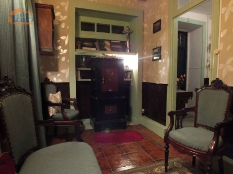 Moradia T4 renovada no centro da Vila