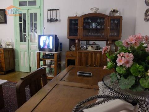 Moradia T4 renovada no centro da Vila