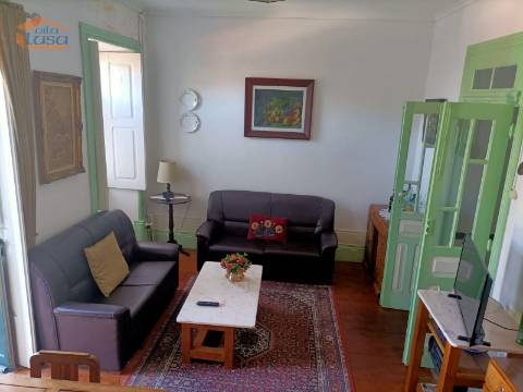 Moradia T4 renovada no centro da Vila