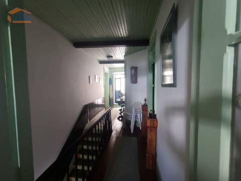 Moradia T4 renovada no centro da Vila