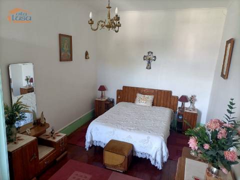 Moradia T4 renovada no centro da Vila