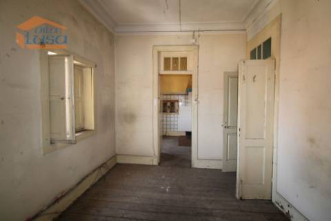 Prédio com 4 T1 em O.do Douro V.N. Gaia.