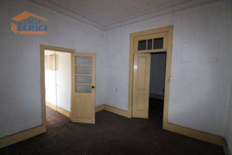 Prédio com 4 T1 em O.do Douro V.N. Gaia.