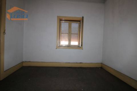 Prédio com 4 T1 em O.do Douro V.N. Gaia.