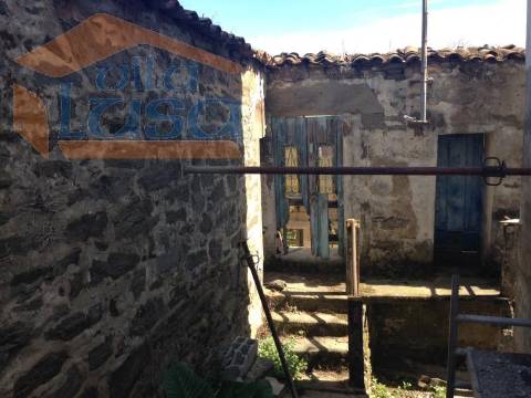 Moradia em Ruinas em Pedra