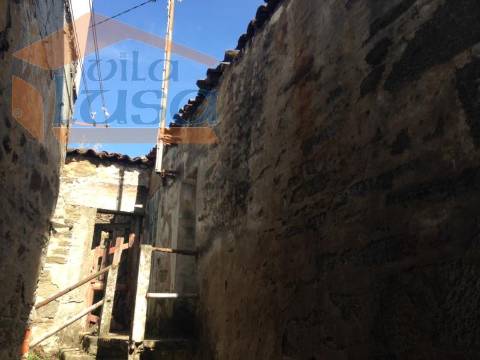 Moradia em Ruinas em Pedra