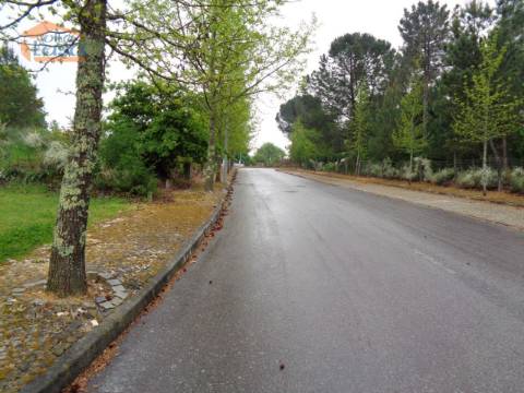 Terreno urbano para construção de moradia geminada em Rio de Loba